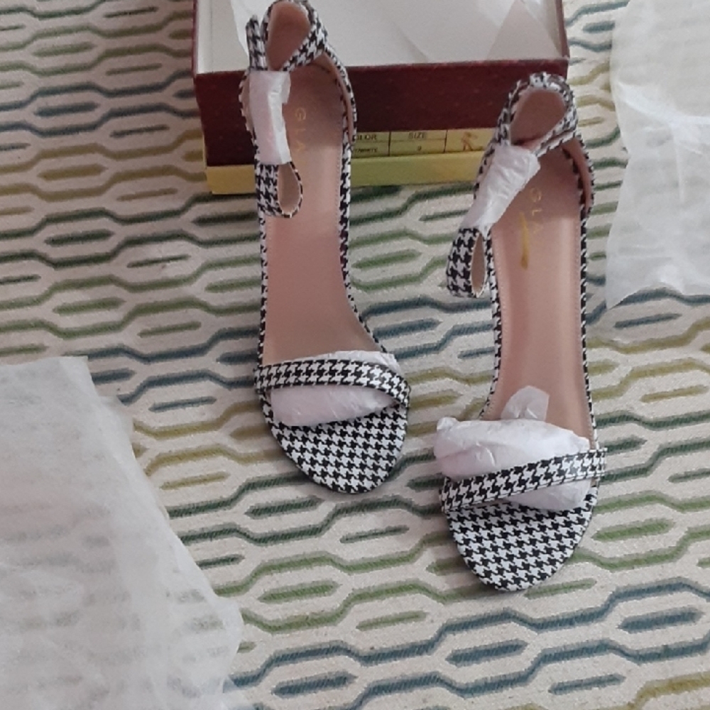 Glaze Black and White Houndstooth Heels - Picture 5 of 8
